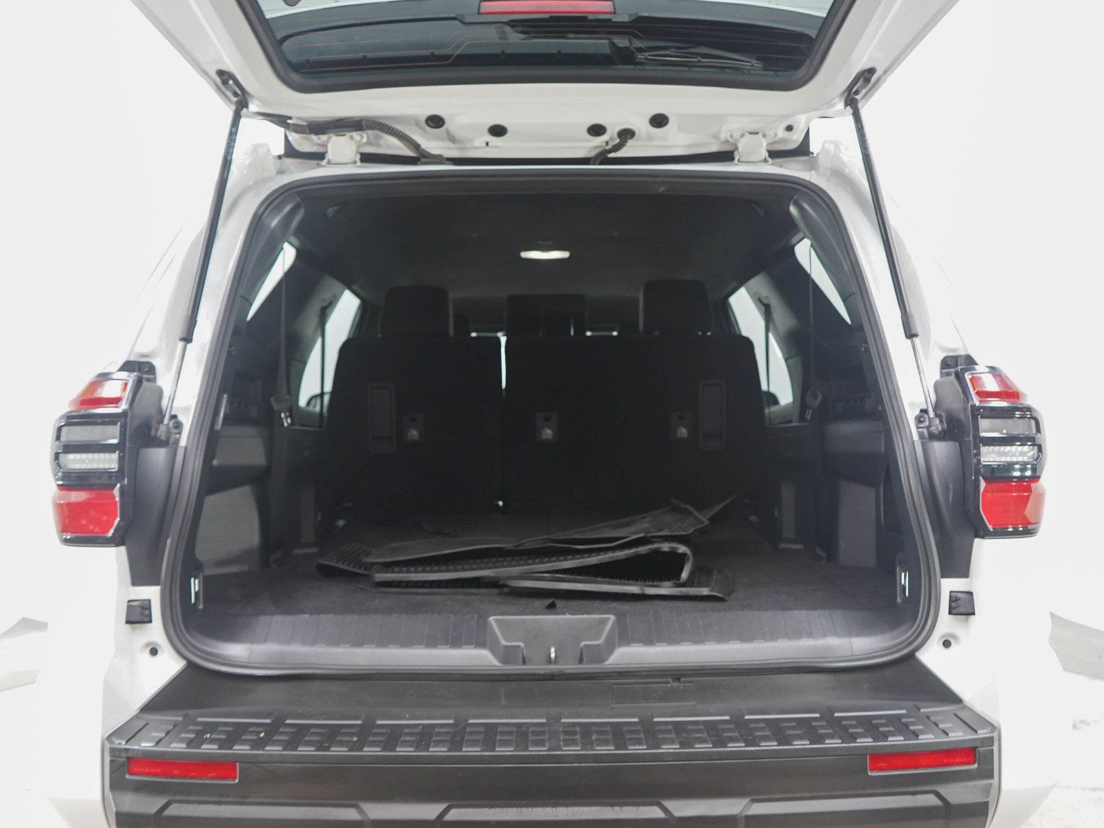 Used 2025 Toyota 4Runner SR5 AWD/4WD image 17