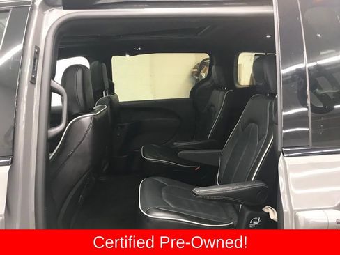 Used 2025 Chrysler Pacifica Limited image 25