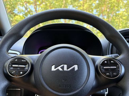 Used 2025 Kia Soul LX w/ LX Technology Package FWD image 25