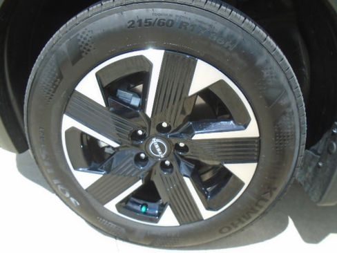 Used 2025 Nissan Kicks SV w/ SV Premium Package AWD/4WD image 3