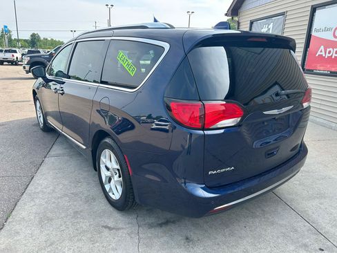 Used 2018 Chrysler Pacifica Touring-L w/ Tire & Wheel Group FWD image 7