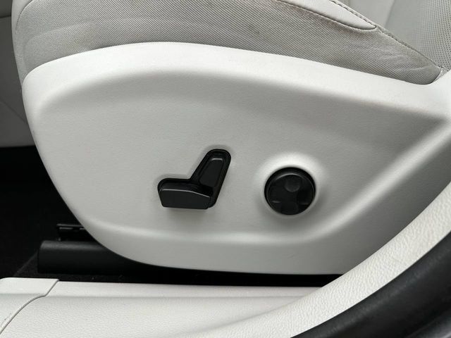 Used 2019 Jeep Cherokee Limited AWD/4WD image 12