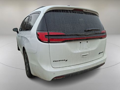 Used 2025 Chrysler Pacifica Premium image 7