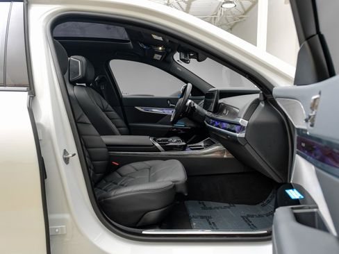 Used 2024 BMW 740i w/ Premium Package 2 image 43