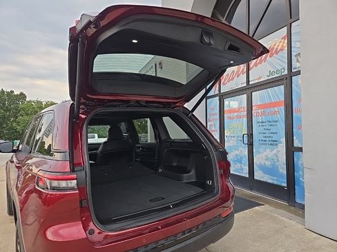 Used 2023 Jeep Grand Cherokee Altitude AWD/4WD image 86