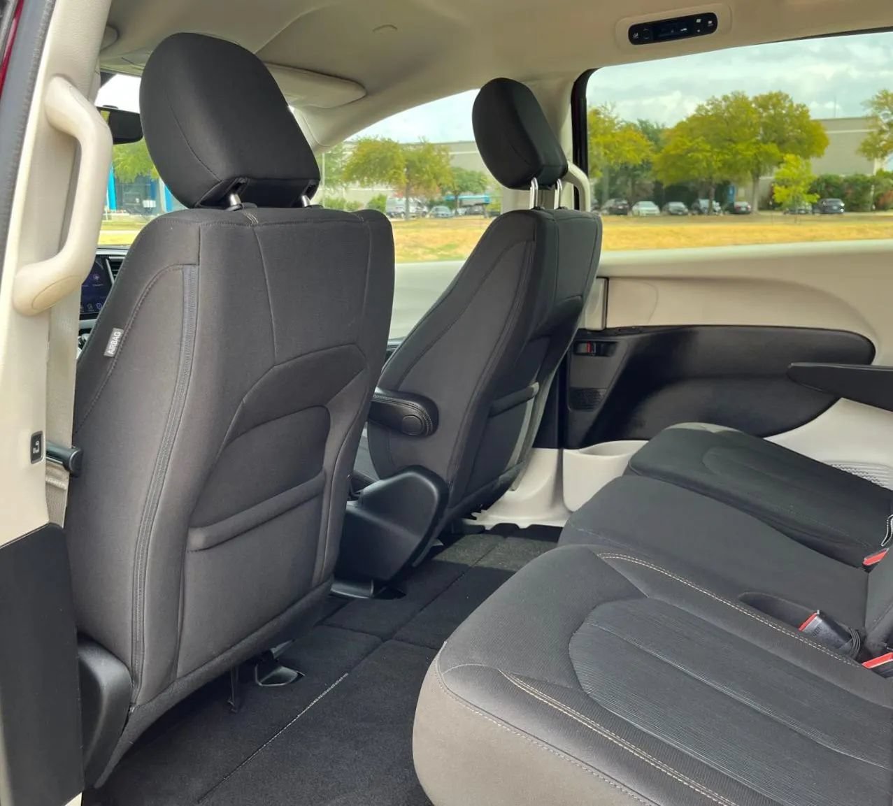 Used 2017 Chrysler Pacifica Touring FWD image 41