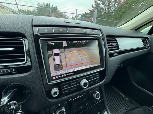 Used 2016 Volkswagen Touareg Sport AWD/4WD image 38
