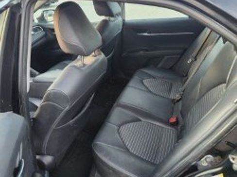 Used 2018 Toyota Camry SE image 2