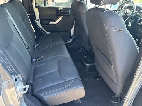 Used 2015 Jeep Wrangler Unlimited Sahara w/ Connectivity Group AWD/4WD image 8