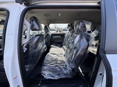 New 2026 Kia Carnival EX image 9