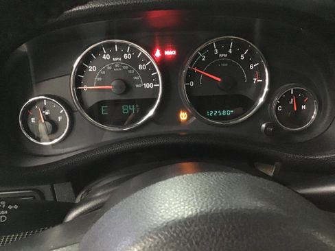 Used 2018 Jeep Wrangler Unlimited Rubicon w/ Connectivity Group AWD/4WD image 13
