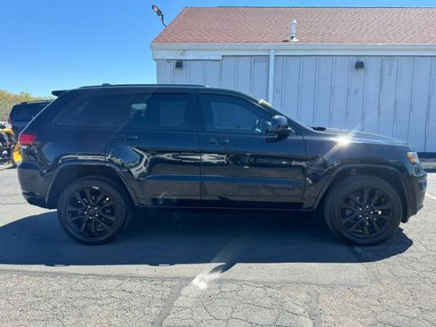 Used 2017 Jeep Grand Cherokee Altitude AWD/4WD image 7