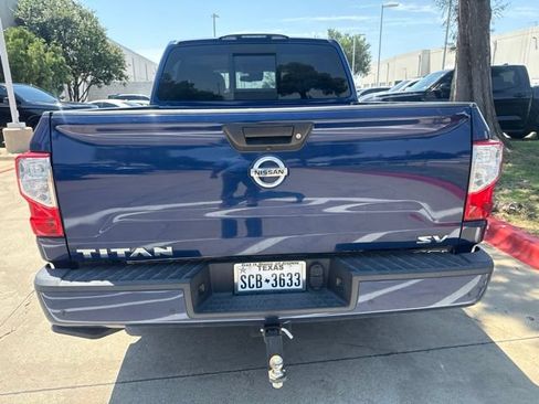 Used 2021 Nissan Titan SV w/ SV Convenience Package RWD image 4