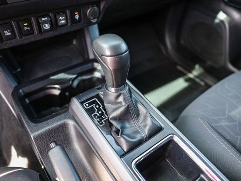 Used 2018 Toyota Tacoma TRD Off-Road w/ Technology Package image 12