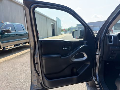 Certified 2025 Nissan Frontier SV RWD image 9