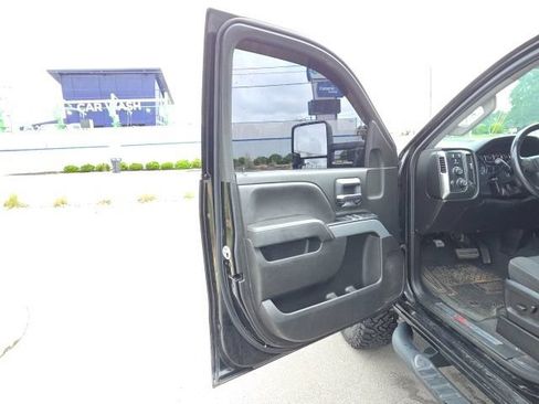Used 2019 Chevrolet Silverado 2500 LT w/ Midnight Edition AWD/4WD image 12
