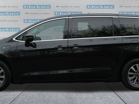 Used 2023 Chrysler Pacifica Touring-L image 10