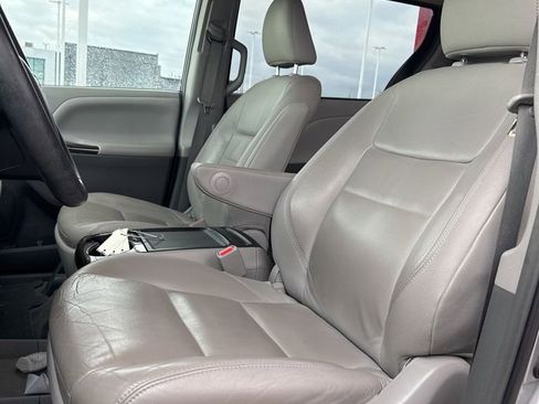 Used 2017 Toyota Sienna XLE image 13