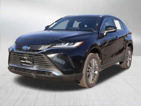 Used 2022 Toyota Venza XLE image 3