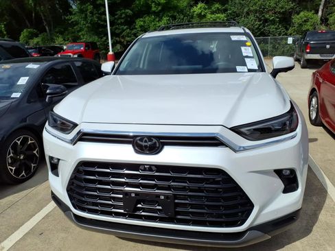 Used 2025 Toyota Grand Highlander FWD image 3