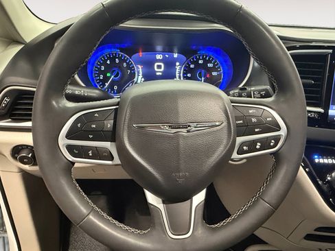 Used 2023 Chrysler Pacifica Touring-L FWD image 15
