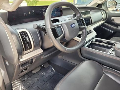 Used 2025 Ford Expedition Active RWD image 17