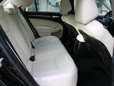 Used 2018 Chrysler 300 Limited image 12