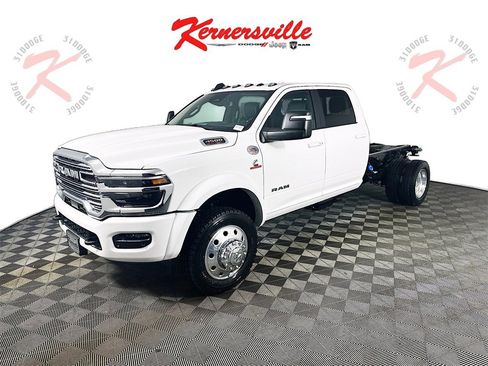 New 2026 RAM 4500 4x4 Crew Cab DRW image 3