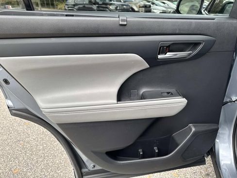 Certified 2022 Toyota Highlander XLE image 13