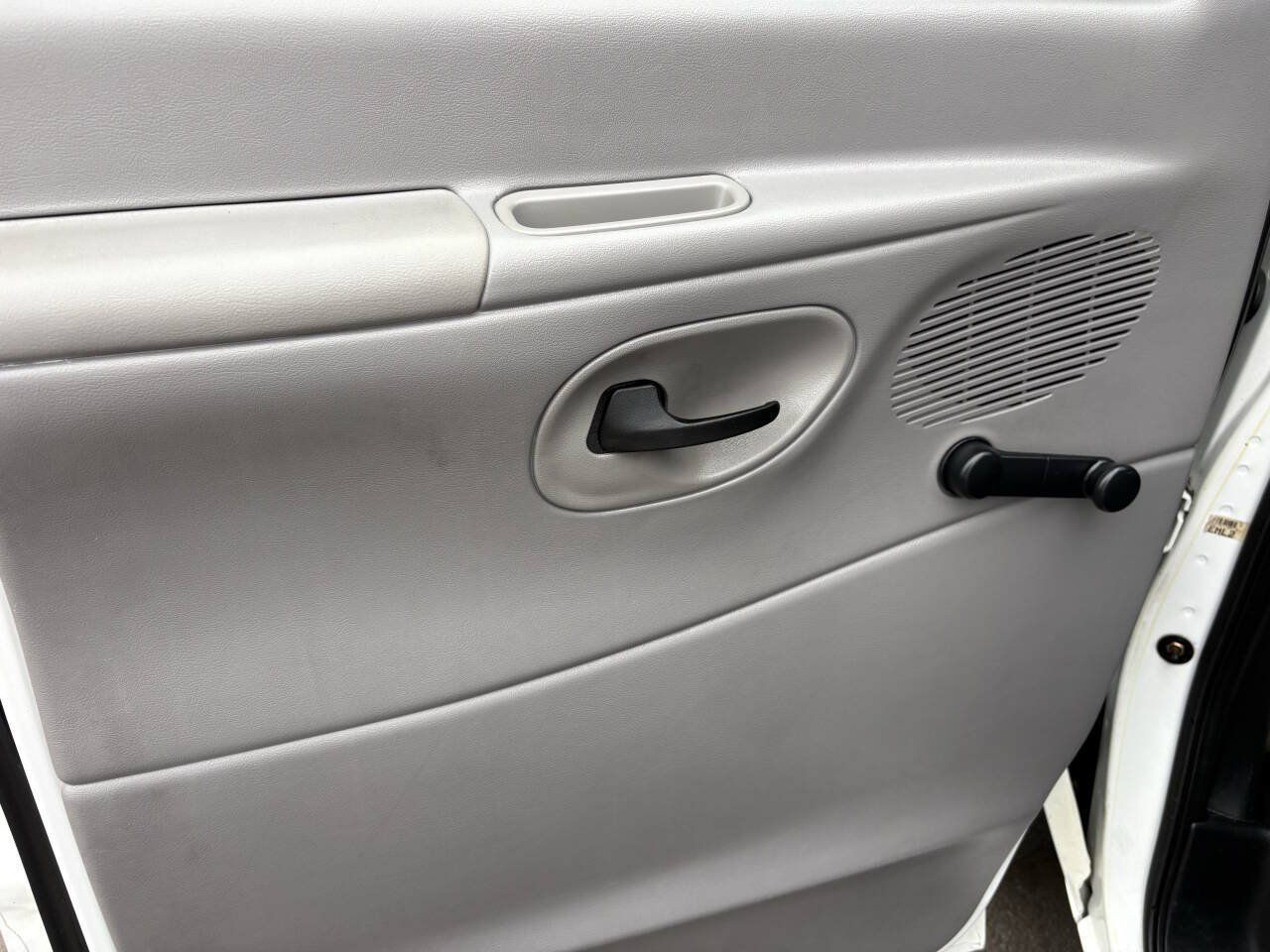 Used 1999 Ford E-150 and Econoline 150 RWD image 10