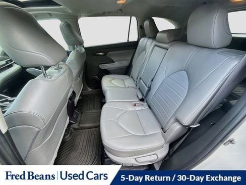 Used 2022 Toyota Highlander XLE AWD/4WD image 30