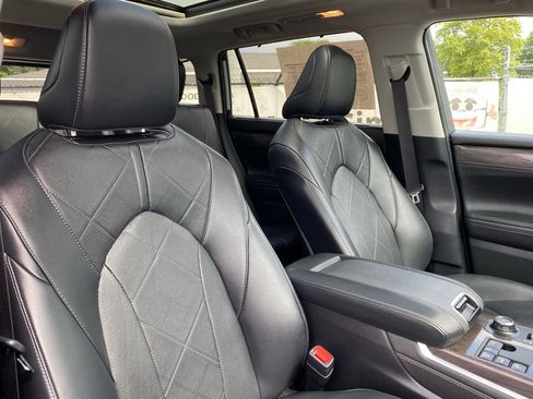 Used 2024 Toyota Highlander Platinum AWD/4WD image 18