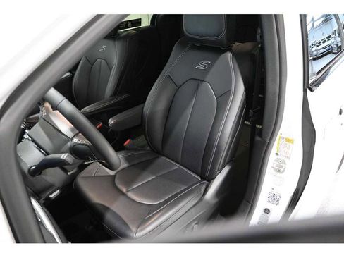 Used 2024 Chrysler Pacifica Touring-L w/ Uconnect Theater Family Group image 14