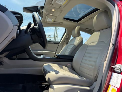 Used 2018 Ford Fusion SE w/ Fusion SE Technology Package FWD image 10