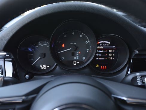 Certified 2026 Porsche Macan AWD/4WD image 17