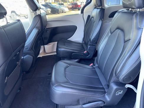 Used 2024 Chrysler Pacifica Touring-L image 12