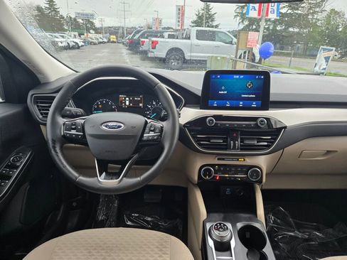 Used 2022 Ford Escape SE w/ SE Sport Appearance Package image 11