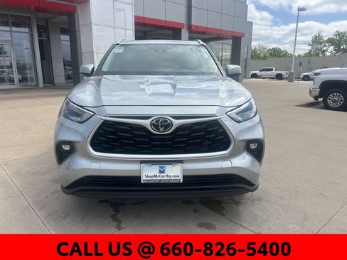 Used 2024 Toyota Highlander XLE AWD/4WD image 3