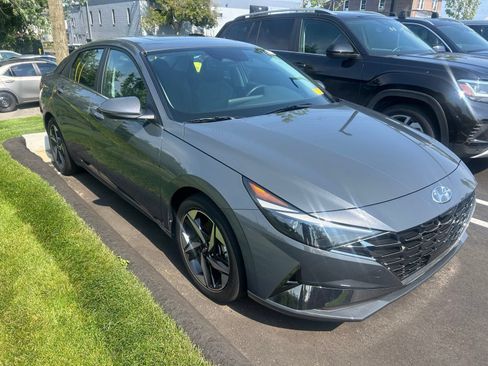 Used 2023 Hyundai Elantra Limited w/ Preferred Accessory Package FWD image 2