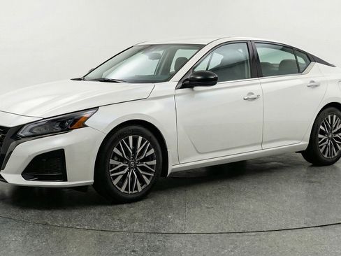 Used 2025 Nissan Altima 2.5 SV FWD image 3