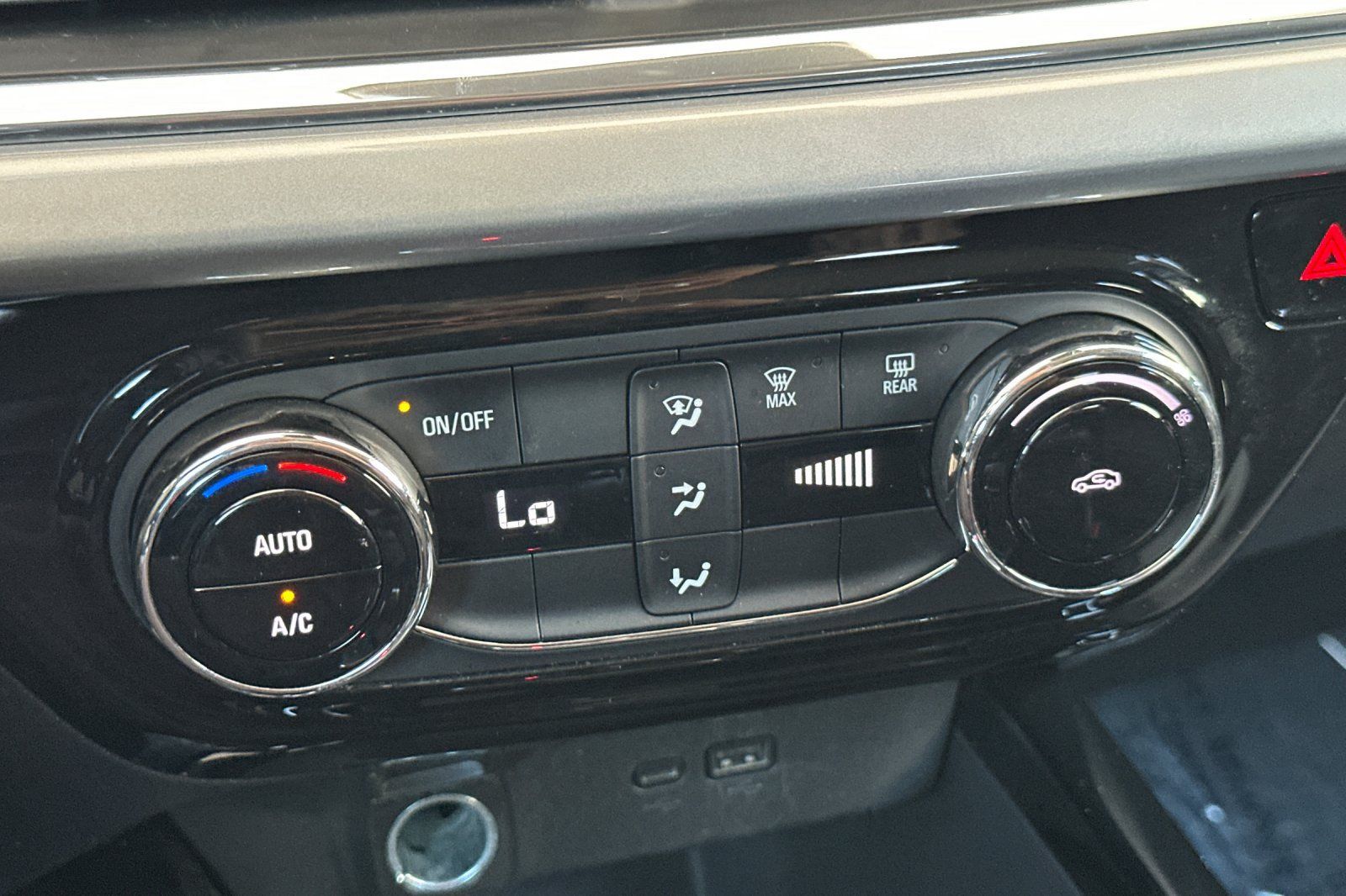 Used 2025 Chevrolet Trax LT FWD image 20
