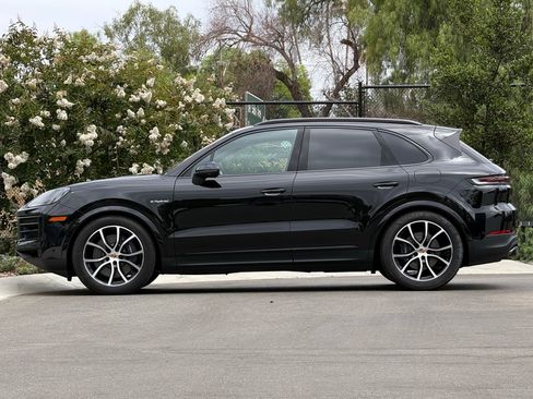 Used 2026 Porsche Cayenne E-Hybrid AWD/4WD image 2