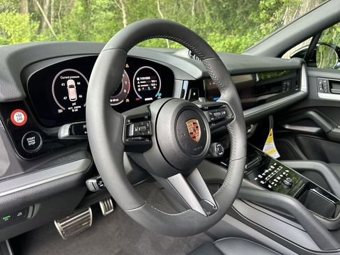 Certified 2025 Porsche Cayenne image 9