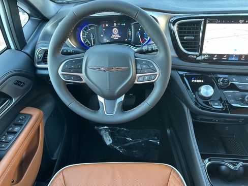 New 2026 Chrysler Pacifica Pinnacle image 14