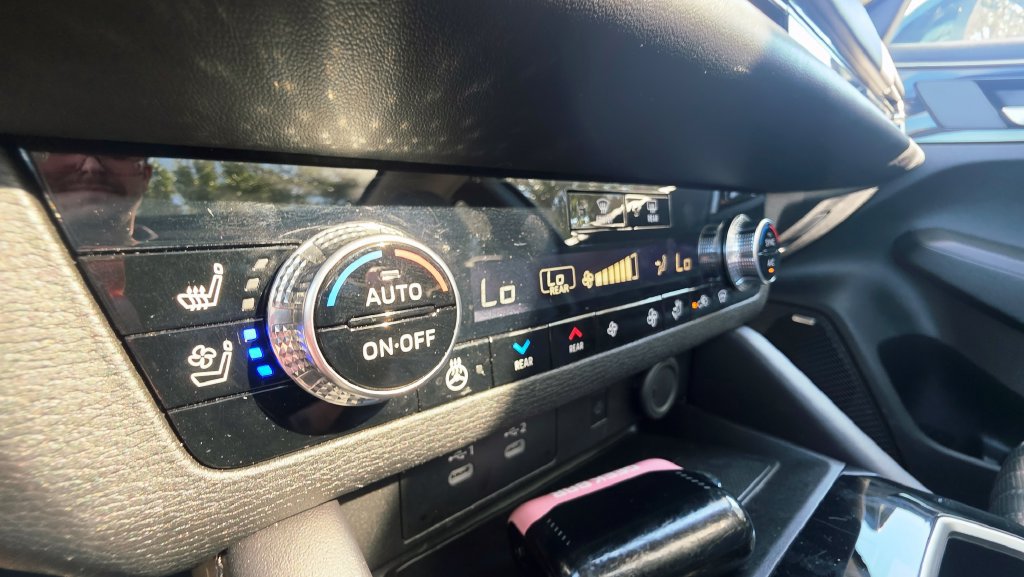 Used 2025 Mitsubishi Outlander AWD image 46