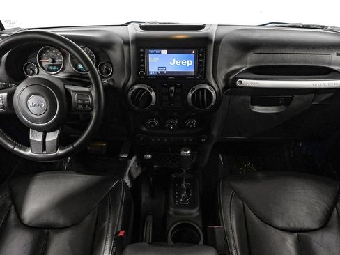 Used 2015 Jeep Wrangler Unlimited Sahara w/ Connectivity Group AWD/4WD image 16