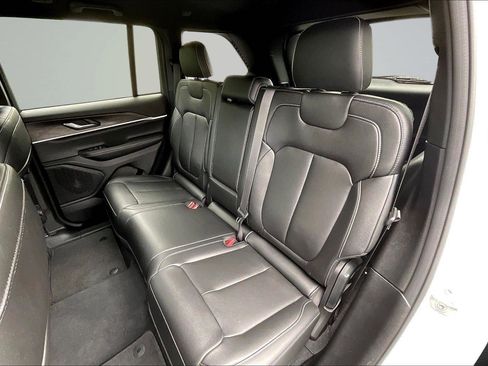 Used 2024 Jeep Grand Cherokee Limited w/ Black Appearance Package AWD/4WD image 25