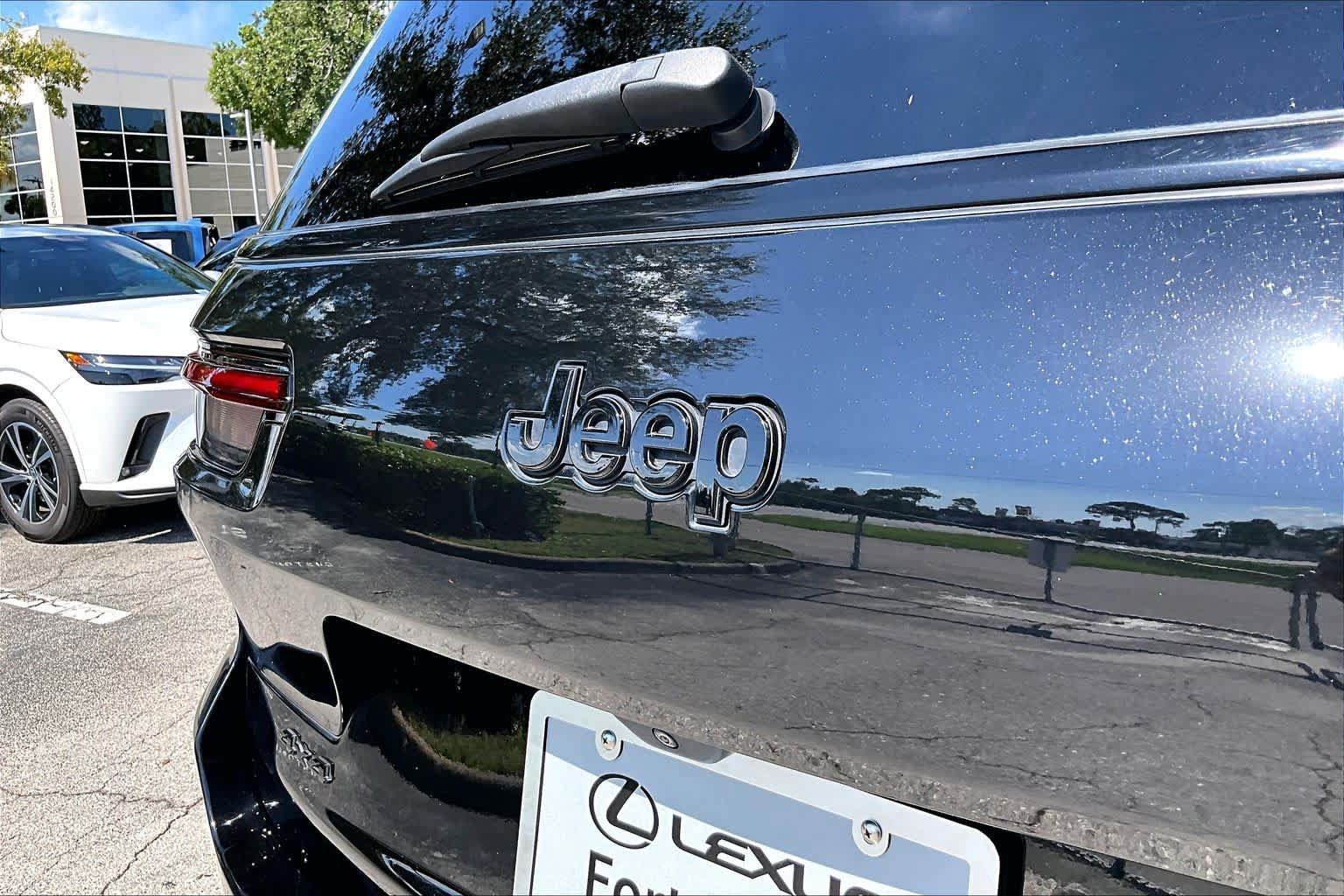 Used 2023 Jeep Grand Cherokee L Laredo AWD/4WD image 31
