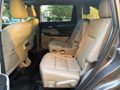 Used 2019 Toyota Highlander Limited Platinum AWD/4WD image 25