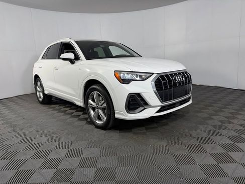 Used 2022 Audi Q3 2.0T Premium w/ Convenience Package AWD/4WD image 3